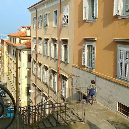 公寓 Casa Antica - Historical In Old Center 的里雅斯特